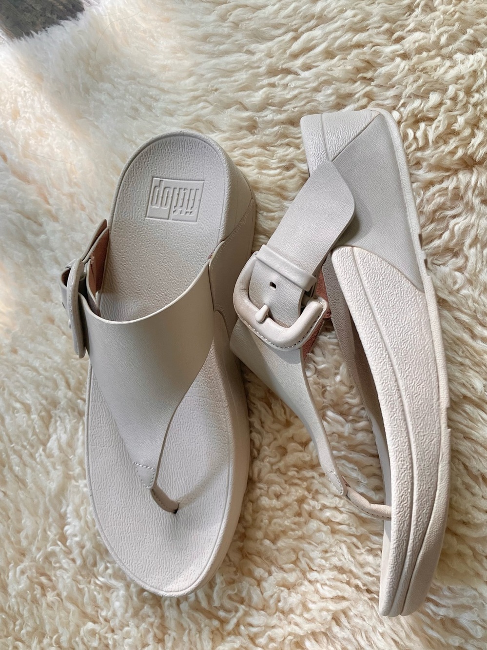 NWT  FitFlop Lulu Covered Buckle Leather Adjustable Toe Post Sandals in Stone 6 - Picture 13 of 16